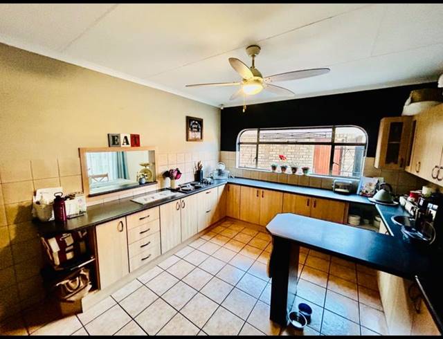 3 BEDROOM HOUSE FOR SALE IN VANDERBIJLPARK SE 3